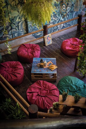 Living area - Unwind Restaurant & Hostel (Seeduwa - Katunayake)