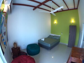 Standard Double Room | Individually decorated, individually furnished, free WiFi - Unwind Restaurant & Hostel (Seeduwa - Katunayake)