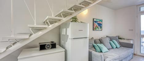 สแตนดาร์ดอพาร์ทเมนท์, หลายห้องนอน, หันหน้าสู่ทะเล (Valdarke Seaside Apartment) | บริเวณนั่งเล่น | ทีวีจอแบน 21 นิ้ว พร้อมช่องเคเบิล