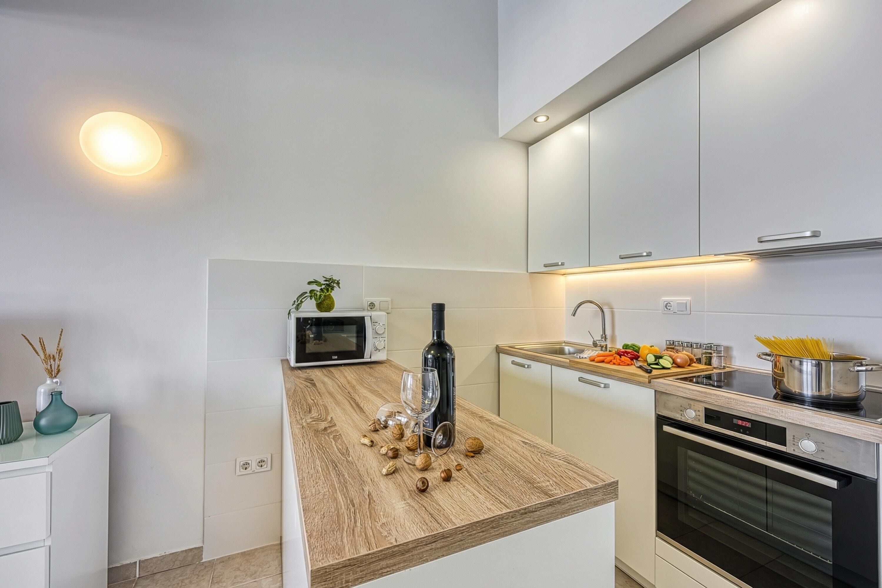 Standard-Apartment, Mehrere Schlafzimmer, Meerseite (Valdarke Seaside Apartment) | Eigene Küche | Kühlschrank, Mikrowelle, Ofen, Herdplatte