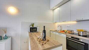 Standard-Apartment, Mehrere Schlafzimmer, Meerseite (Valdarke Seaside Apartment) | Eigene Küche | Kühlschrank, Mikrowelle, Ofen, Herdplatte