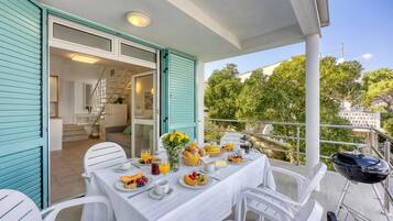 Standard Apartment, Multiple Bedrooms, Sea Facing (Valdarke Seaside Apartment) | Outdoor dining
