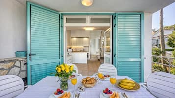 Standard Apartment, Multiple Bedrooms, Sea Facing (Valdarke Seaside Apartment) | Outdoor dining