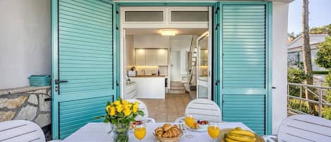 Standard Apartment, Multiple Bedrooms, Sea Facing (Valdarke Seaside Apartment) | Outdoor dining