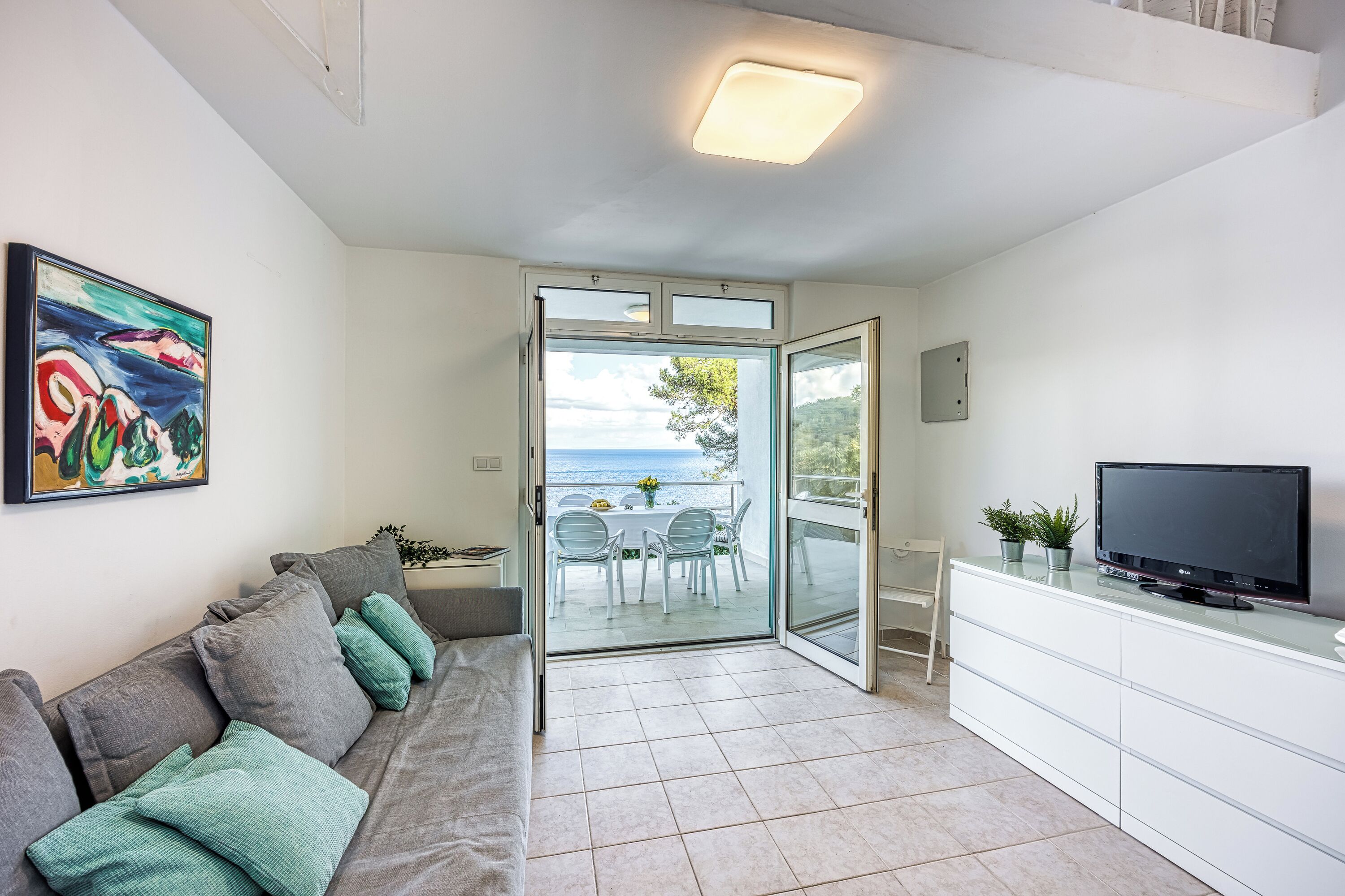 標準公寓, 多間臥室, 面海 (Valdarke Seaside Apartment) | 起居區 | 21-吋平面電視，提供有線頻道