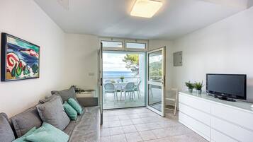 Standard Apartment, Multiple Bedrooms, Sea Facing (Valdarke Seaside Apartment) | Living area | 21-inch flat-screen TV with cable channels