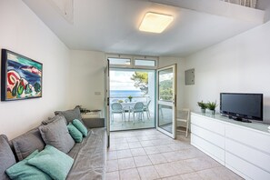 Lägenhet Standard - flera sovrum - mot havet (Valdarke Seaside Apartment) | Vardagsrum | 21-tums platt-tv med kabelkanaler