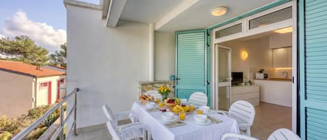 สแตนดาร์ดอพาร์ทเมนท์, หลายห้องนอน, หันหน้าสู่ทะเล (Valdarke Seaside Apartment) | รับประทานอาหารกลางแจ้ง