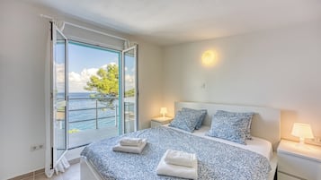 Standard-Apartment, Mehrere Schlafzimmer, Meerseite (Valdarke Seaside Apartment) | 1 Schlafzimmer, Bügeleisen/Bügelbrett, kostenloses WLAN, Bettwäsche