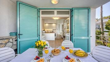 Standard-Apartment, Mehrere Schlafzimmer, Meerseite (Valdarke Seaside Apartment) | Speisen im Freien