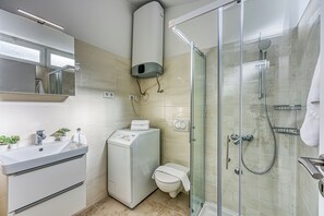 Apartamento estándar, varias habitaciones, mirando al mar (Valdarke Seaside Apartment) | Baño | Ducha, secador de pelo, toallas y jabón