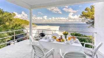 Standard Apartment, Multiple Bedrooms, Sea Facing (Valdarke Seaside Apartment) | Outdoor dining