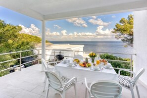 Apartamento estándar, varias habitaciones, mirando al mar (Valdarke Seaside Apartment) | Restaurante al aire libre