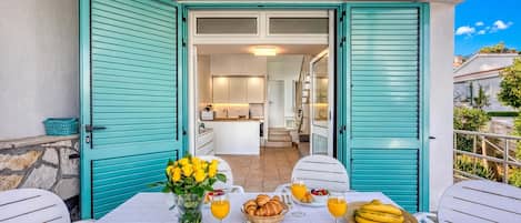 สแตนดาร์ดอพาร์ทเมนท์, 1 ห้องนอน, ระเบียง, หันหน้าสู่ทะเล (Valdarke Seaside Apt /w Sea View) | รับประทานอาหารกลางแจ้ง