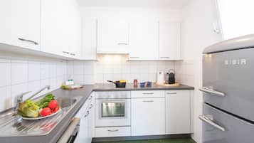 Lemari es, oven, kompor, dan mesin pencuci piring