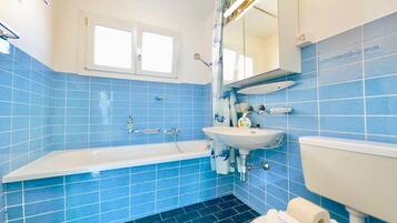 Familienhaus, Mehrere Schlafzimmer, Bergseite (Casa Carolina 1) | Badezimmer | Duschwanne, Haartrockner, Handtücher, Seife
