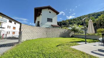 Family House, Multiple Bedrooms, Mountainside (Casa Carolina 1) | Property grounds