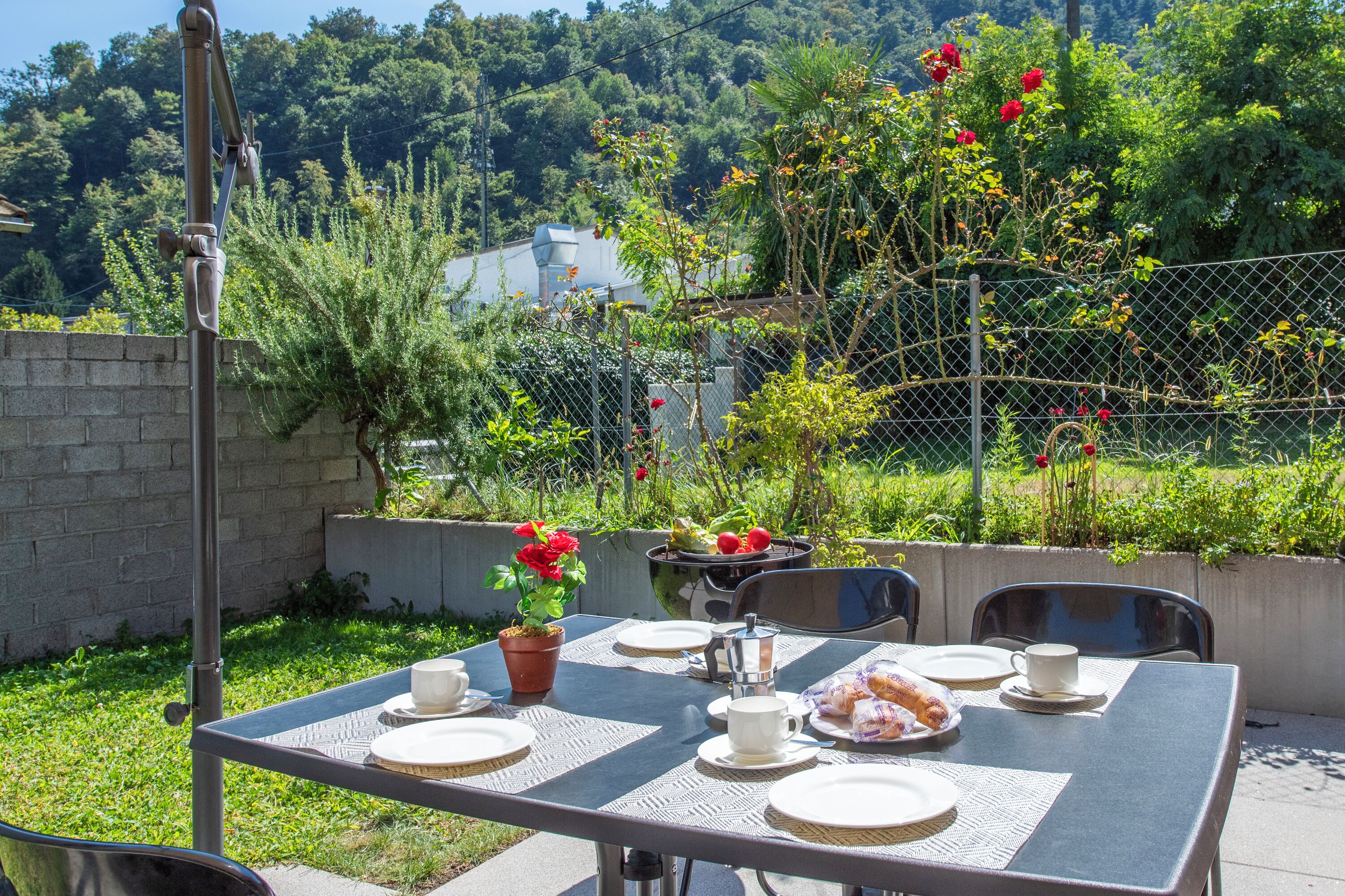 Familienhaus, 2 Schlafzimmer, Bergseite (Casa Carolina 1 Losone with Private) | Speisen im Freien