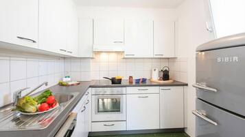 Casa familiare, camere multiple, lato montagna (Casa Carolina 1) | Cucina privata | Frigorifero, forno, piano cottura, lavastoviglie