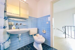 Family House, 2 Bedrooms, Mountainside (Casa Carolina 1) | Bathroom | Combined shower/bathtub, hair dryer, towels, soap