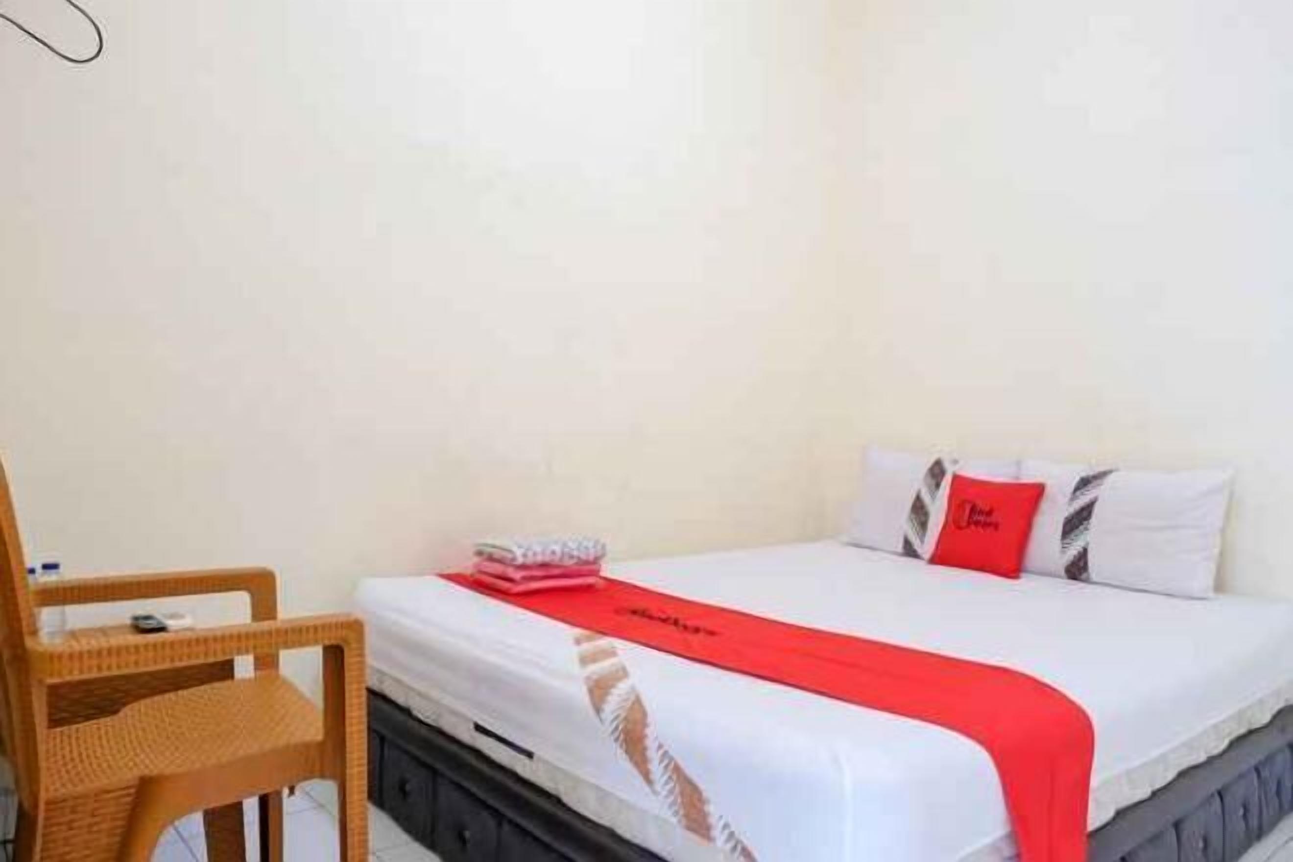 Desk, laptop workspace, free WiFi, bed sheets