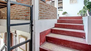 A staircase with red steps leading to a brick wall. - Hotel O Gita Graha Guest House Syariah (Yogyakarta)