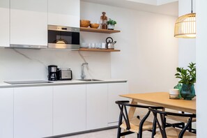 Réfrigérateur, micro-ondes, lave-vaisselle, cafetière/bouilloire