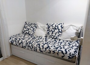 1 Schlafzimmer, Schreibtisch, Bettwäsche