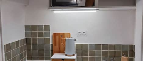 Refrigerador, microondas, parrilla de estufa y cafetera y tetera