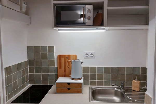 Refrigerador, microondas, placa de cocina, cafetera/tetera