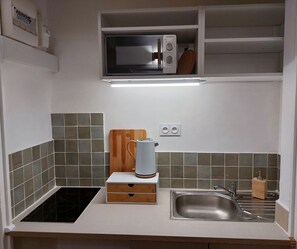 Kühlschrank, Mikrowelle, Herdplatte, Wasserkocher mit Kaffee-/Teezubehör