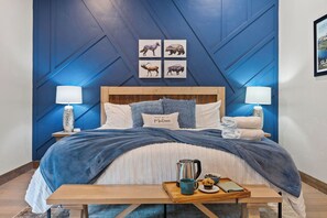 2 bedrooms, travel cot, free WiFi, bed sheets - Lux GNP Retreat with Hot Tub and Game Room (Coram)