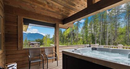 Lux Retreat! Hot Tub! Game Room! 6 Mins to GNP