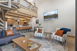 Smart TV, video games, table football, books - Lux GNP Retreat with Hot Tub and Game Room (Coram)