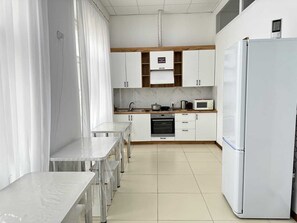 Nevera en la zona común y microondas en la zona común