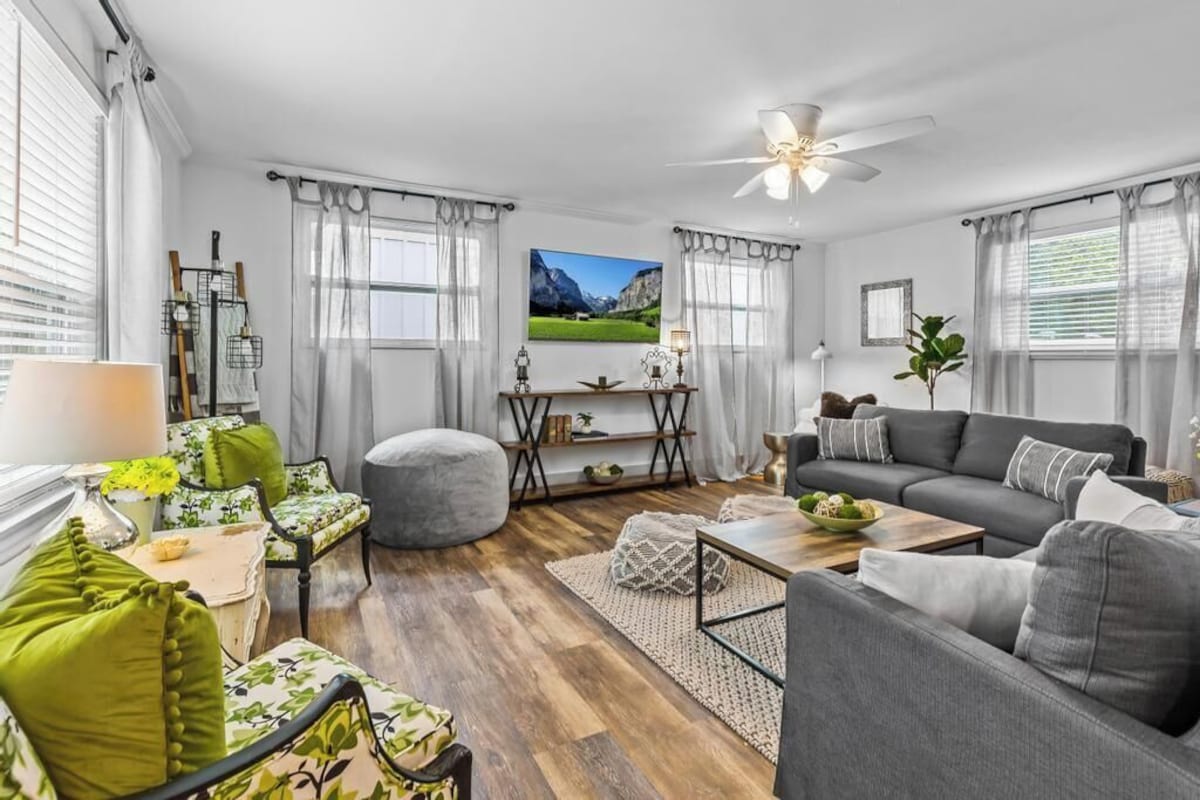 Adorable Uptown Cottage-Steps to attractions! Perfect for families and couples!