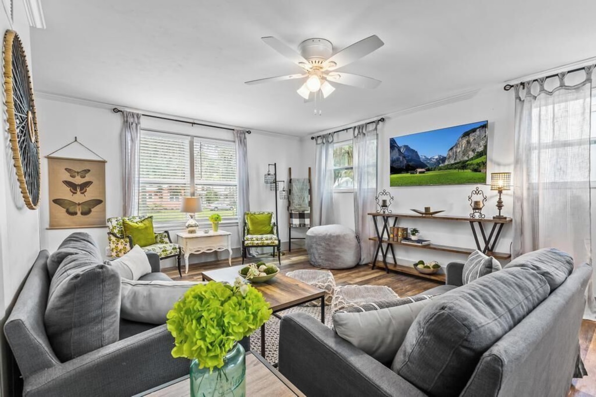 Photo 11 of Adorable Uptown Cottage-Steps to attractions! Perfect for families and couples!