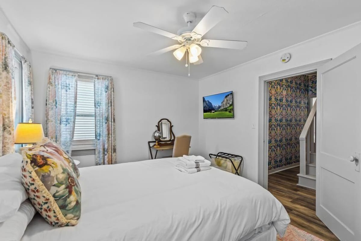 Photo 20 of Adorable Uptown Cottage-Steps to attractions! Perfect for families and couples!
