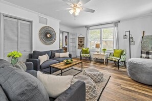 Smart TV - Adorable Uptown Cottage-Steps to attractions! Perfect for families and couples! (St. Augustine)