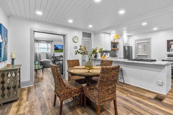 Dining - Adorable Uptown Cottage-Steps to attractions! Perfect for families and couples! (St. Augustine)