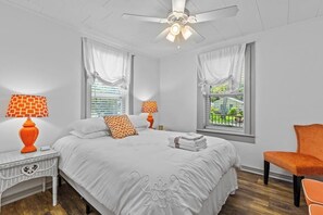 3 bedrooms, iron/ironing board, travel cot, WiFi - Adorable Uptown Cottage-Steps to attractions! Perfect for families and couples! (St. Augustine)