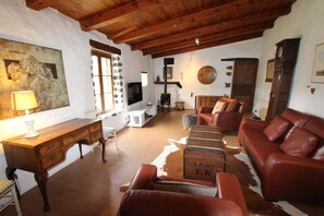 Téléviseur, foyer, livres
