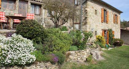 Bergerie Nichée Dans un Écrin de Verdure