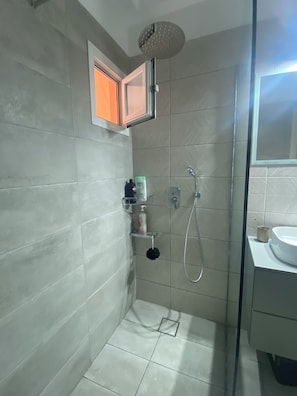 Shower, free toiletries, hair dryer, towels - Didima appartment is located in Didima Argolidas, 20 km from Porto Heli/ Ermioni (ΚΡΑΝΙΔΙ)