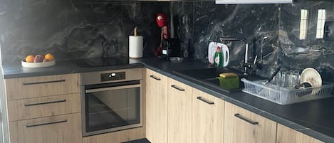 Réfrigérateur, four, bouilloire électrique