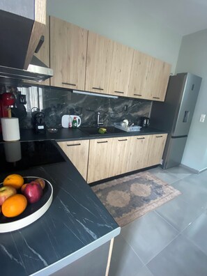 Réfrigérateur, un four, bouilloire électrique, vaisselle et ustensiles