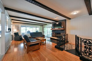 تلفزيون، مدفأة، كُتُب