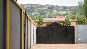 Apartment | Property grounds - Impeccable 2-bed Apartment in Accra (Patang West)