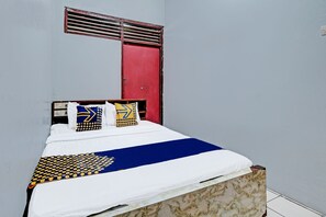 Quarto conforto, 1 cama de casal | Escrivaninha, espaço de trabalho para notebook, Wi-Fi de cortesia