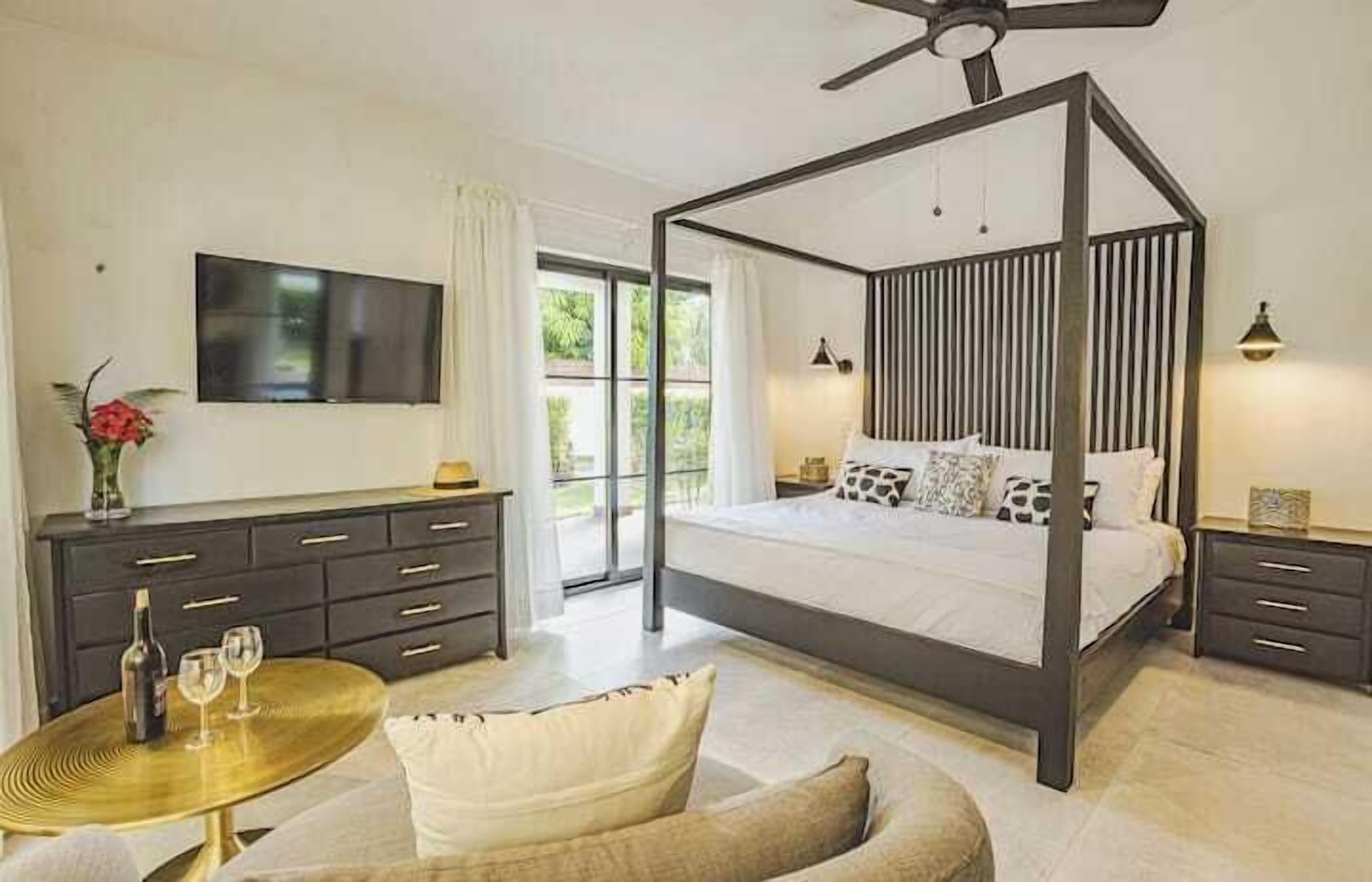 4 bedrooms, iron/ironing board, WiFi, bed sheets